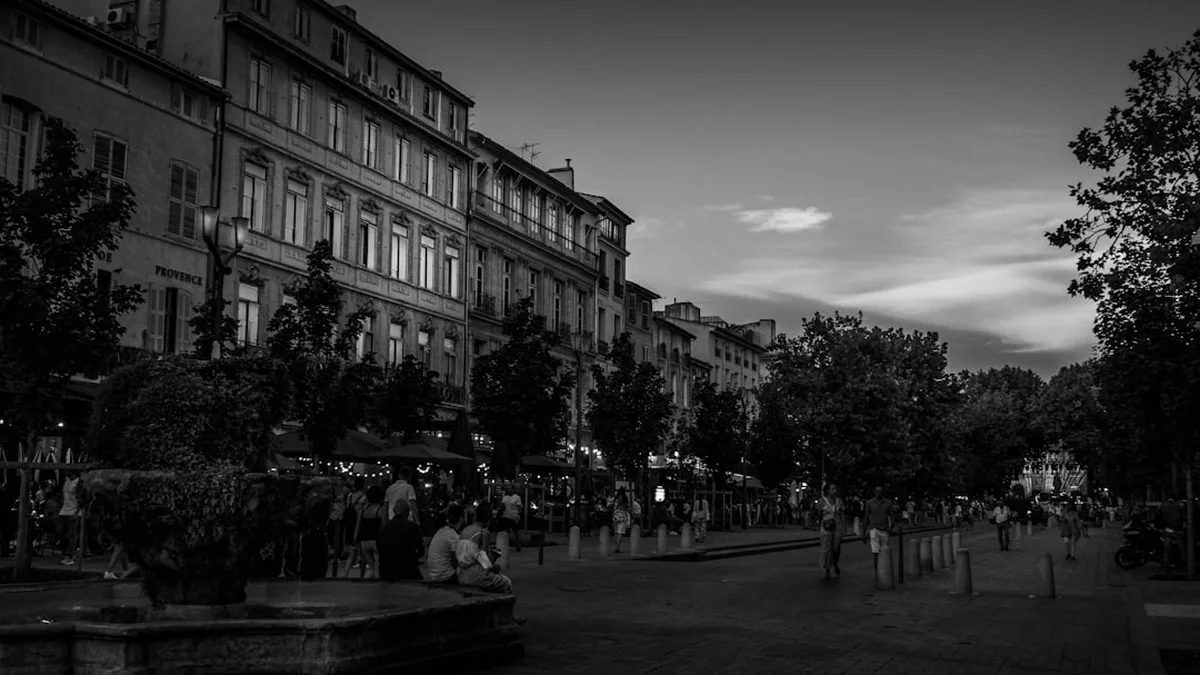 aix en provence cours mirabeau — Aix en Provence Cours Mirabeau fountain plane trees